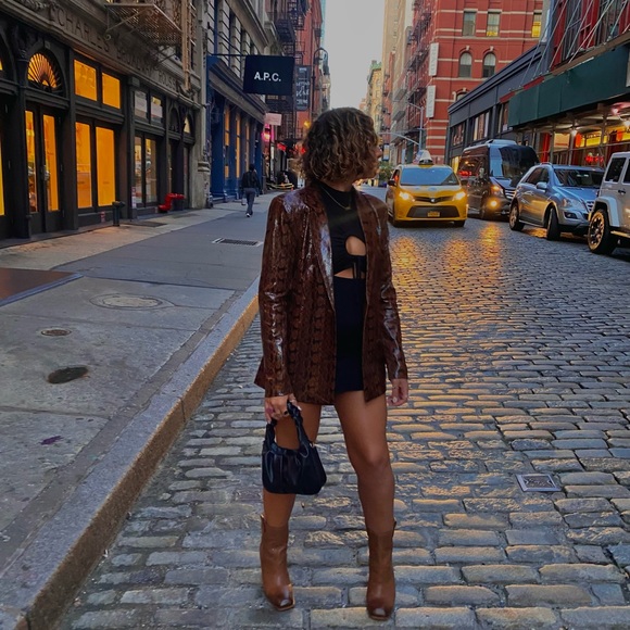 Hi! Names Sahar 🌙 I love fashion and reselling my styles! Send me offers! ♥️ - Picture 8 of 14